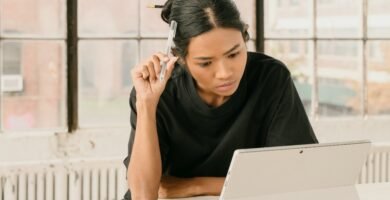 ¿Qué es un sistema educativo para ganar dinero y cómo funciona?